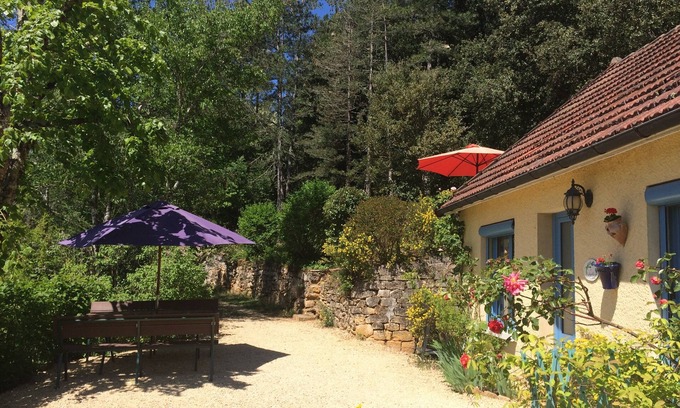 Calviac-en-Perigord Cabaña | Cómoda casa de campo en una zona boscosa junto a la piscina cerca de Sarlat