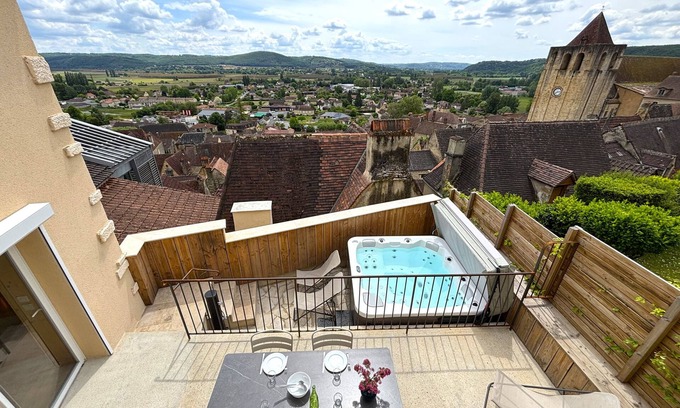 Saint-Cyprien Casa | Charming gite with air-conditioning, view and spa in a medieval shopping village