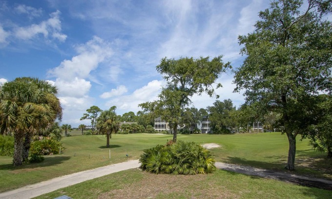Saint Helena Island Cabaña | Charming Golf Course Cottage w/ WiFi & Grill - Near Marina & Boathouse