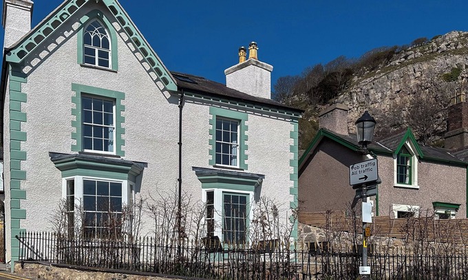 Llandudno Casa | Charming Grade II Listed Retreat Next to Orme Tramway, at the Foot of Great Orme