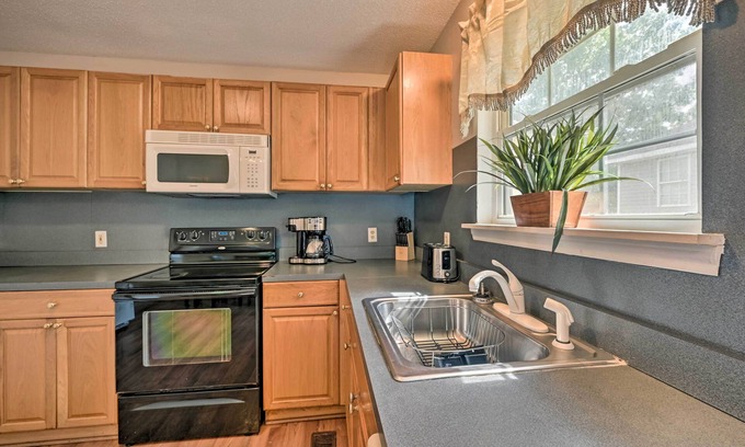 Greensboro Casa | Charming Greensboro Getaway w/ Large Backyard
