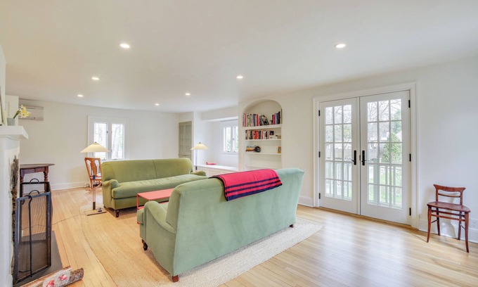 Cos Cob Casa | Charming Greenwich Escape Near Wooded Trails!