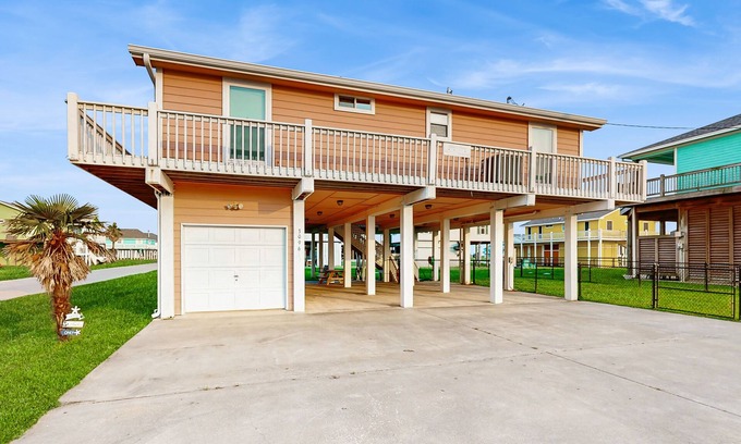 Port Bolivar Casa | Charming | Gulf Views | Large Deck | Dog Friendly