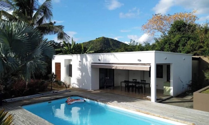 Black River Casa | Charming house in a green setting 10 minutes from the beach!
