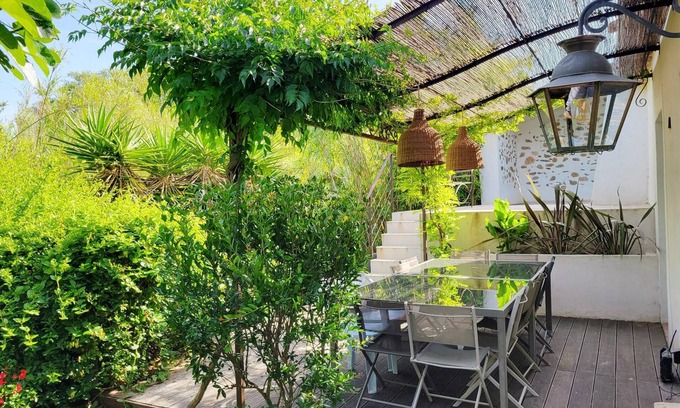 La Londe-les-Maures Casa | CHARMING HAMLET HOUSE FOR 8 PEOPLE 4 AIR-CONDITIONED BEDROOMS AND HEATED POOL