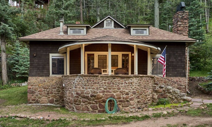 Cascade Cabina | Charming, historic, Creekside Cabin nestled at the base of Pikes Peak in Cascade