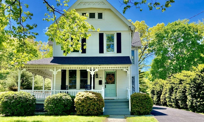 Old Wethersfield Historic District Casa | Charming Historic Owl House in Old Wethersfield