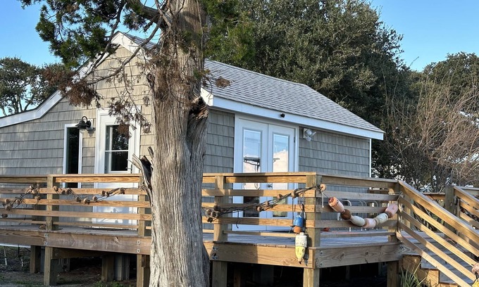 Atlantic Cabaña | Charming historic cottage with private waterfront on Core Sound.