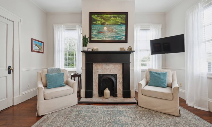 Historic Downtown Savannah Casa | Savannah Canvas Cottage, Near Forsyth Park