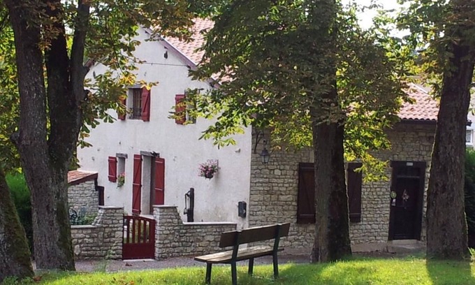 Vadelaincourt Cabaña | Encanto y serenidad en casa histórica con chimenea, biblioteca y jardín en Vadelaincourt
