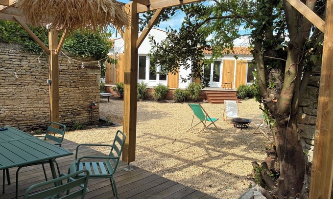 Le Chateau-d'Oleron Casa | Charming house with garden and beach access