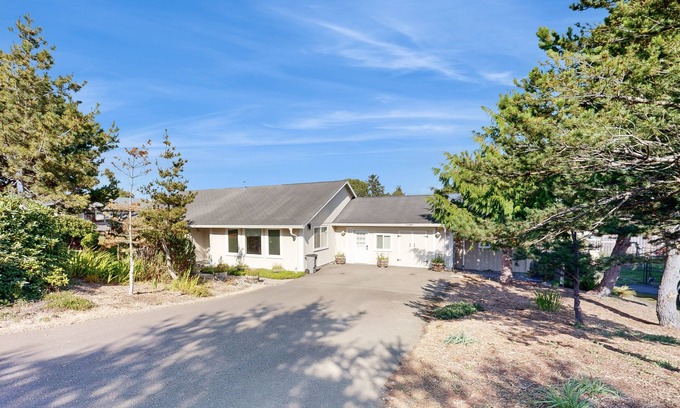 Warrenton Casa | Charming home near ocean with patio, firepit, WiFi, streaming, and wood stove