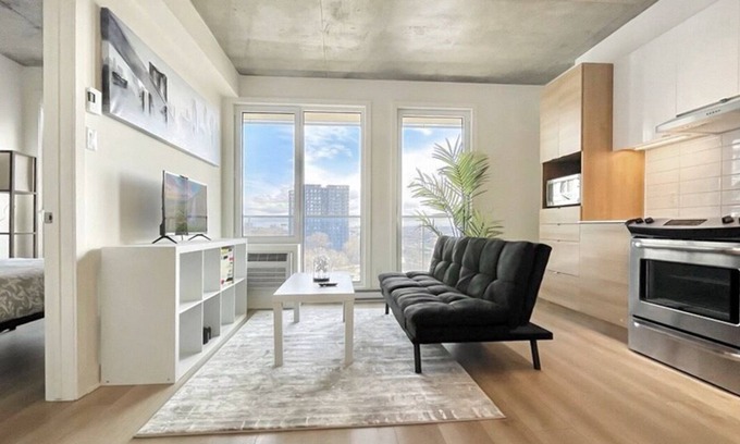 Little Burgundy Apartamento | Modern Downtown Condo w amazing Skyline view!