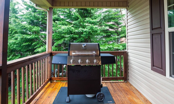 Sevierville Casa | Charming Home / River Views / Hot Tub / Game Room