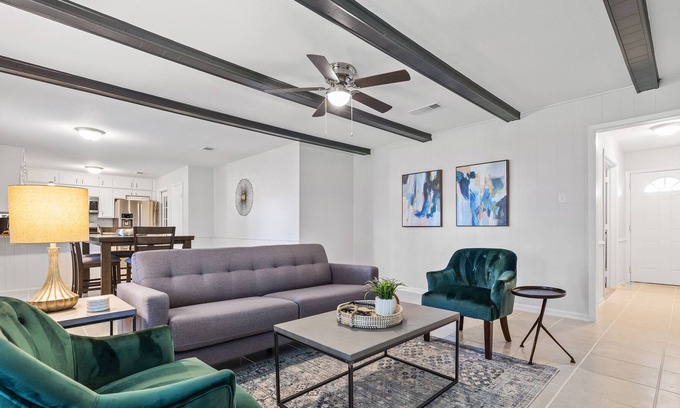 Hurst Casa | Charming Home Stylishly decorated - Great Location