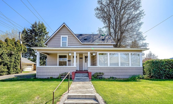 Springfield Casa | Charming Home w/ Fast WiFi, a Private Washer/Dryer, & Two Kitchens