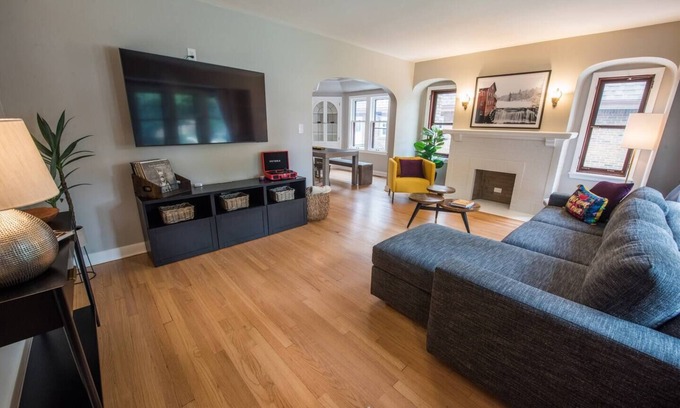 Shorewood Apartamento | Charming home w/ fire pit, walk to Lake Michigan