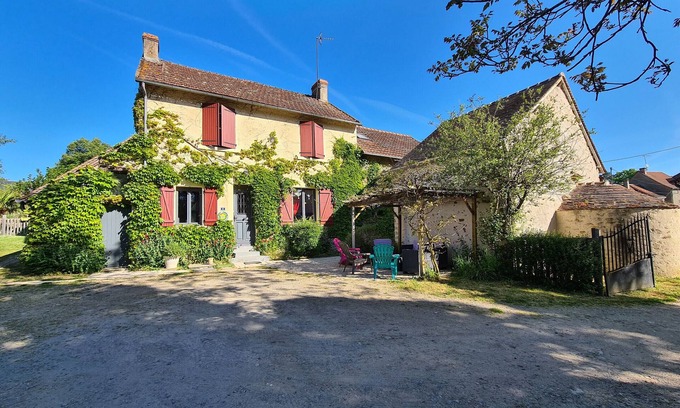 Le Menoux Cabaña | Casa encantadora con piscina climatizada, jardín privado y cerca de atracciones culturales