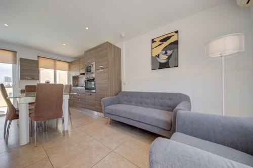 Il-Balluta Apartamento | Charming Home with Jacuzzi in St Julians