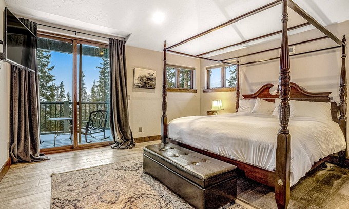 Quandary Village Casa | Charming home with mountain-view, fireplace, balcony, & washer/dryer