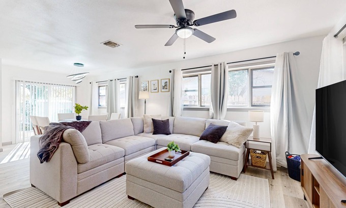 Shearer Hills - Ridgeview Casa | Charming home with grill & outdoor hangout - close to River Walk