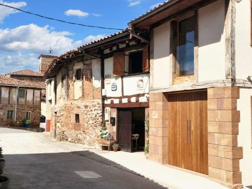 Villasur de Herreros Casa | Charming House in Villasur de Herreros with Lake View