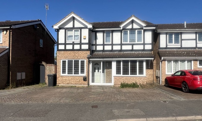 Dunstable Casa | Charming Houghton Regis House with 4 Bedrooms