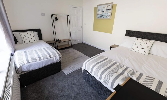 Redcar Casa | Charming House 3 minute's walk to the beach Free Parking Smart TV Wifi