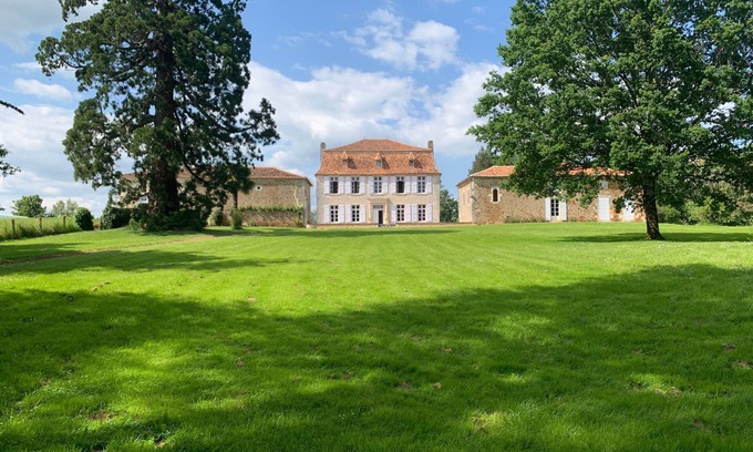 Montbron Casa | Encantadora casa para 24 personas.
