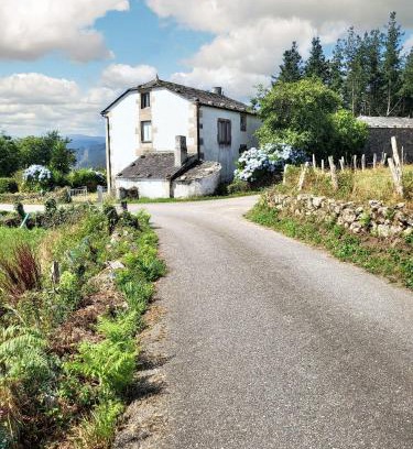 Ourol Casa | Charming house in Ourol with mountain view, large garden.