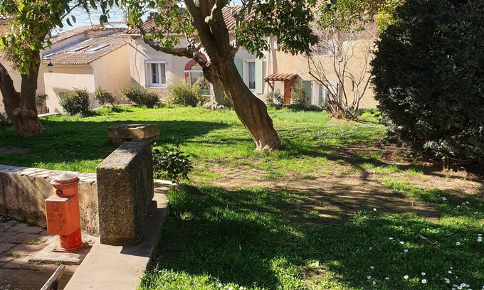 Sablet Casa | Charming house, village center overlooking the garden