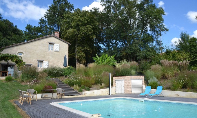 Aillas Casa | Encantadora casa con piscina climatizada.