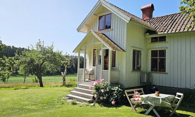 Henan Chalet De Esquí | Charming house with kayaks, 300m from the sea on Orust | SE09139