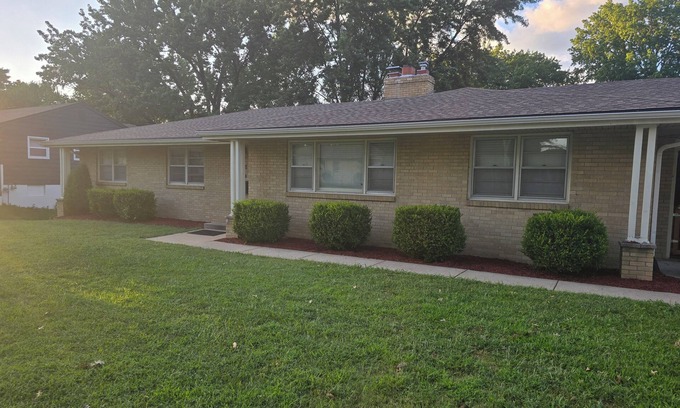 Lea Manor Casa | Charming house with easy access to the highway and shopping. Quiet neighborhood