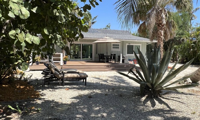 Sanibel Casa | Acogedora casa de campo 2 BR / 1 BA a pocos pasos de la playa (para 4)