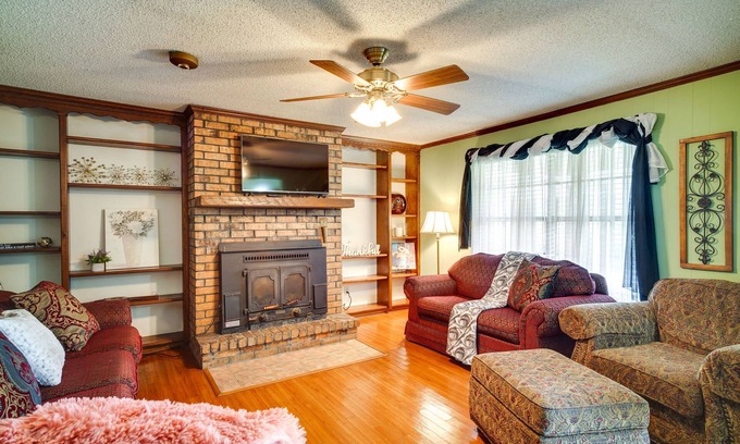 Lake Charles Casa | Charming Lake Charles Home w/ Patio & Grill