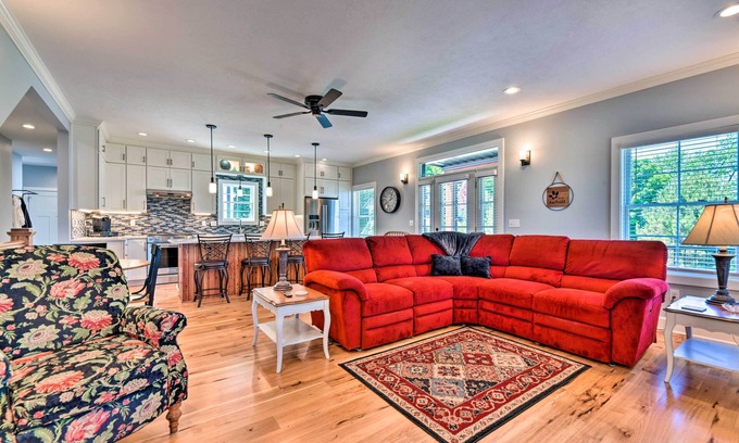 North East Casa | Charming Lake Erie Getaway: Walk to Beach!