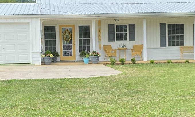 Piney Flats Cabaña | Charming lake front 2-bedroom cottage in Gray with WiFi and AC