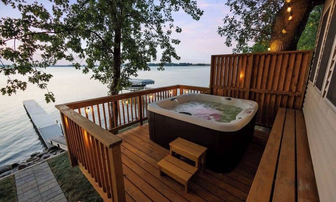 Estelline Casa | Charming Lake House, Hot Tub, Sauna, Private Dock