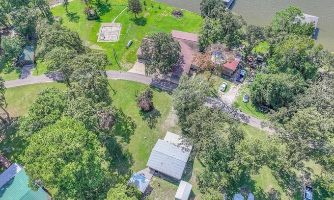 Trinity Casa | Charming Lake view 3-bedroom house with WiFi and AC in Trinity