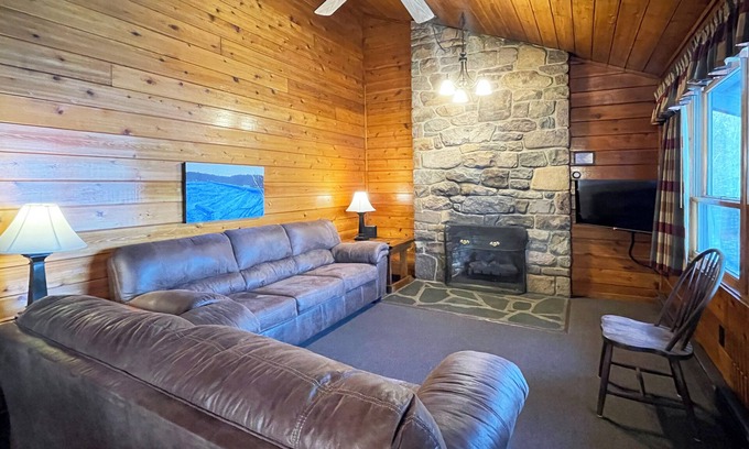 Reeders Cabina | Charming Lake View Cabin in the Poconos on Private Resort