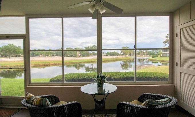Braden River Condominio | Charming lakefront condo located in the desirable community of Palm Aire - Golfers Little Getaway