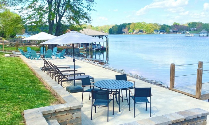Mount Mourne Casa | Charming “Langtree Lakeside Cottage” on a quiet wide cove near Cornelius.