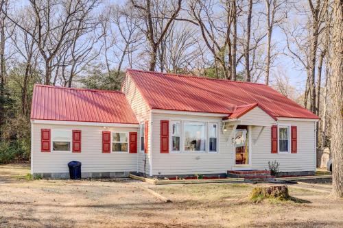 Laurel Casa | Charming Laurel Home with Gazebo and Fireplace!