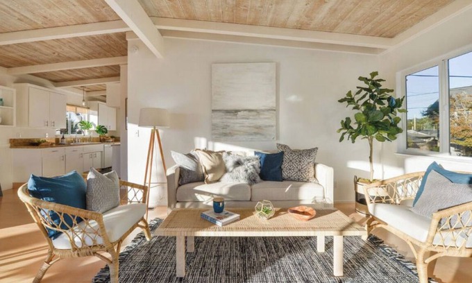 Aptos Casa | Charming, light-filled home - walk to the beach!