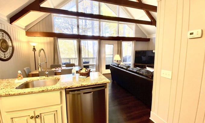 Salem Condominio | Charming loft condo overlooking the 10th hole at Keowee Key.