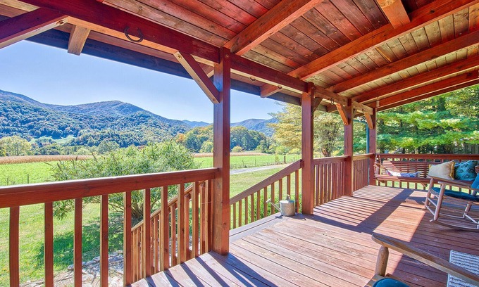 Maggie Valley Cabina | Charming Log Cabin near the Smoky Mountains w/ Spectacular Mountain & Elk Views!
