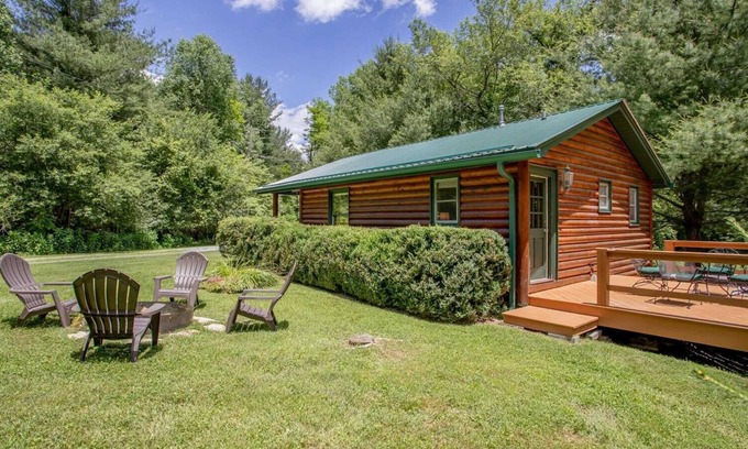 Sugar Grove Cabaña | Acogedora 1BR 1BA Cottage en Valle Crucis, bañera de hidromasaje, chimenea, cama Queen, cerca del río Watauga