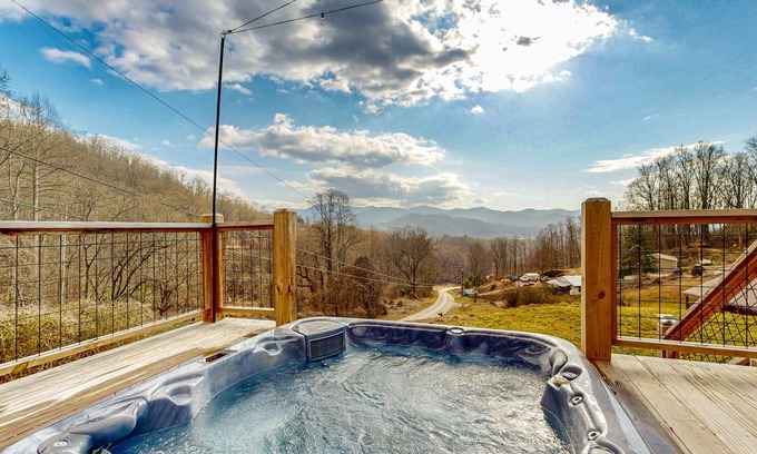 Sylva Cabina | Charming Log Cabin with Long Range Views, Wifi, and Private Hot Tub