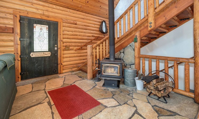 Alta Sierra Cabina | Charming Log Home with hot tub and river access